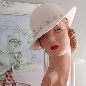 LOVELY VTG MCM IVORY WOOL CLOCHE HAT WITH EMBELLISHMENTS!